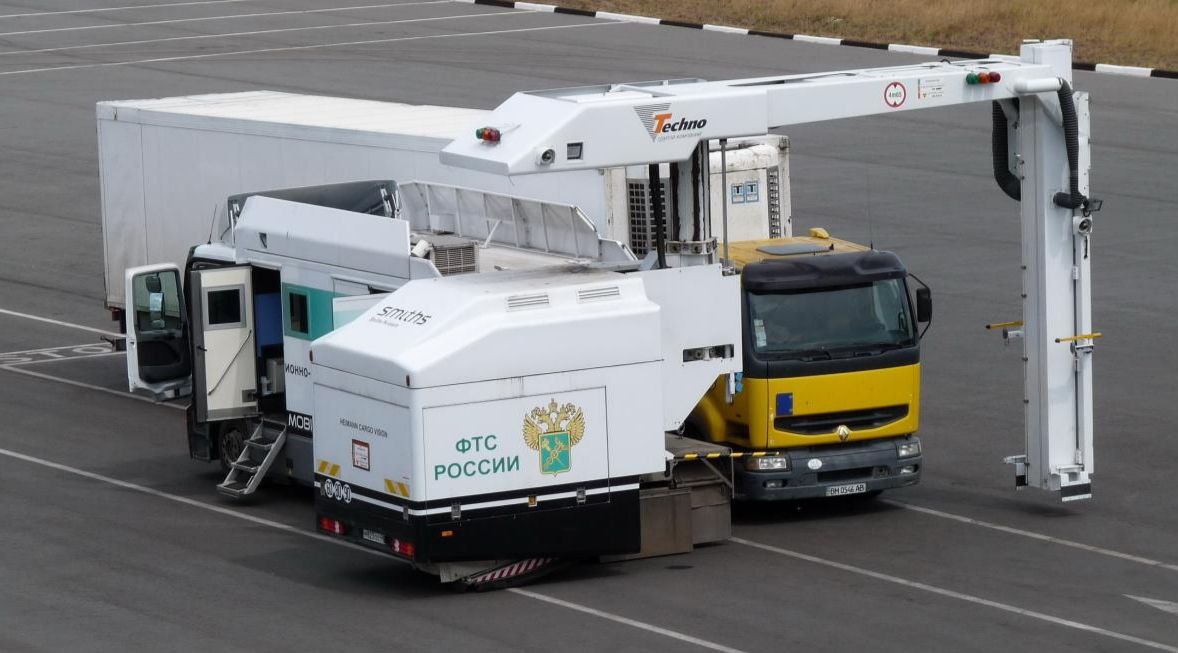 Россия намерена ввести постоянный таможенный контроль на границе с Казахстаном и Белоруссией Правительство России решило установить постоянный таможенный контроль на границе с партнерами по ЕАЭС Казахстаном и Белоруссией Об этом заявил вице премьер министр Алексей Оверчук на форуме проходящем в рамках Недели российского бизнеса По его словам российские власти намерены пойти на такие меры для защиты рынка России от недобросовестного импорта из этих стран Чиновник напомнил что с сентября 2025 года российские таможенники усилили за счет использования мобильных групп контроль за перемещением товаров через границы с Казахстаном и Белоруссией Теперь этот контроль станет постоянным Кто то пытался отстояться на границе с казахстанской стороны ждать когда будет снижено внимание Не будет подчеркнул зампредседателя правительства России Также Оверчук сообщил о том что за 2025 год мобильные группы выявили свыше 9 тысяч грузовых машин перевозивших 137 тысяч тонн импортных товаров с нарушением российского законодательства ℹ В конце января 2026 года LogiStan писал о том что российская таможня для борьбы с серым импортом внедряет систему подтверждения ожидания товаров на автомобильных пунктах пропуска на границе с Казахстаном Читайте также Росаккредитация ужесточает контроль параллельного импорта товаров из Кыргызстана Россия ужесточает контроль как изменится логистика Казахстана и Кыргызстана в 2026 году Logistan info Логистика Экономика