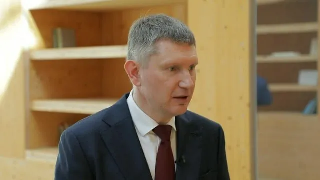 Россия видит хорошие перспективы в сфере поставок нефтепродуктов в Танзанию сообщил министр экономического развития РФ Максим Решетников на межправительственной Российско Танзанийской комиссии по торгово экономическому сотрудничеству Сейчас идут переговоры по аккредитации одной из российских компаний в качестве участника рынка Газпром и Новатэк заинтересованы в реализации газовых проектов в Танзании Помимо реализации природного газа СПГ и продуктов нефтехимии Газпром готов к поставкам технологий и оборудования для добычи переработки транспортировки и сбыта газа Новатэк готов к участию в проектах разведки и добычи природного газа в Танзании