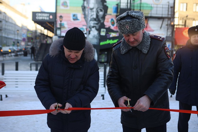 Мэр Кудрявцев открыл опорный пункт полиции в Первомайском сквере  Модульный пункт полиции установили в Первомайском сквере. Помещение оснащено всем необходимым, имеет удалённый доступ к информационному центру.  «Сотрудники находятся в режиме патрулирования. В пункт полиции приходят для обогрева, приёма пищи по расписанию и могут доставлять сюда правонарушителей. На стационарном посту полиции находится всё необходимое, есть стационарная и аналоговая радиосвязь. Время прибытия автопатрулей базовых служб до стационарного поста составляет от десяти до пятнадцати минут»,  — рассказал командир отдельного батальона патрульно-постовой службы полиции УМВД России по Новосибирску Алексей Карамышев.  В прошлом году четыре подобных модуля установили на площади Калинина, в Затулинском парке, на улице Одоевского в Первомайском районе и в Нарымском сквере. Всего в Новосибирске теперь восемь таких пунктов.  «В первую очередь сокращается время принятия решений в случае каких-то противоправных действий. Ещё хочу отметить, что очень серьёзно растёт туристический поток. За последние месяцы мы эту тенденцию видим, и эти решения также будут способствовать туристической привлекательности нашего города как города безопасного»,  — подчеркнул мэр Максим Кудрявцев.  Подробности — в сюжете «Новосибирских новостей»    Фото: Ростислав Нетисов