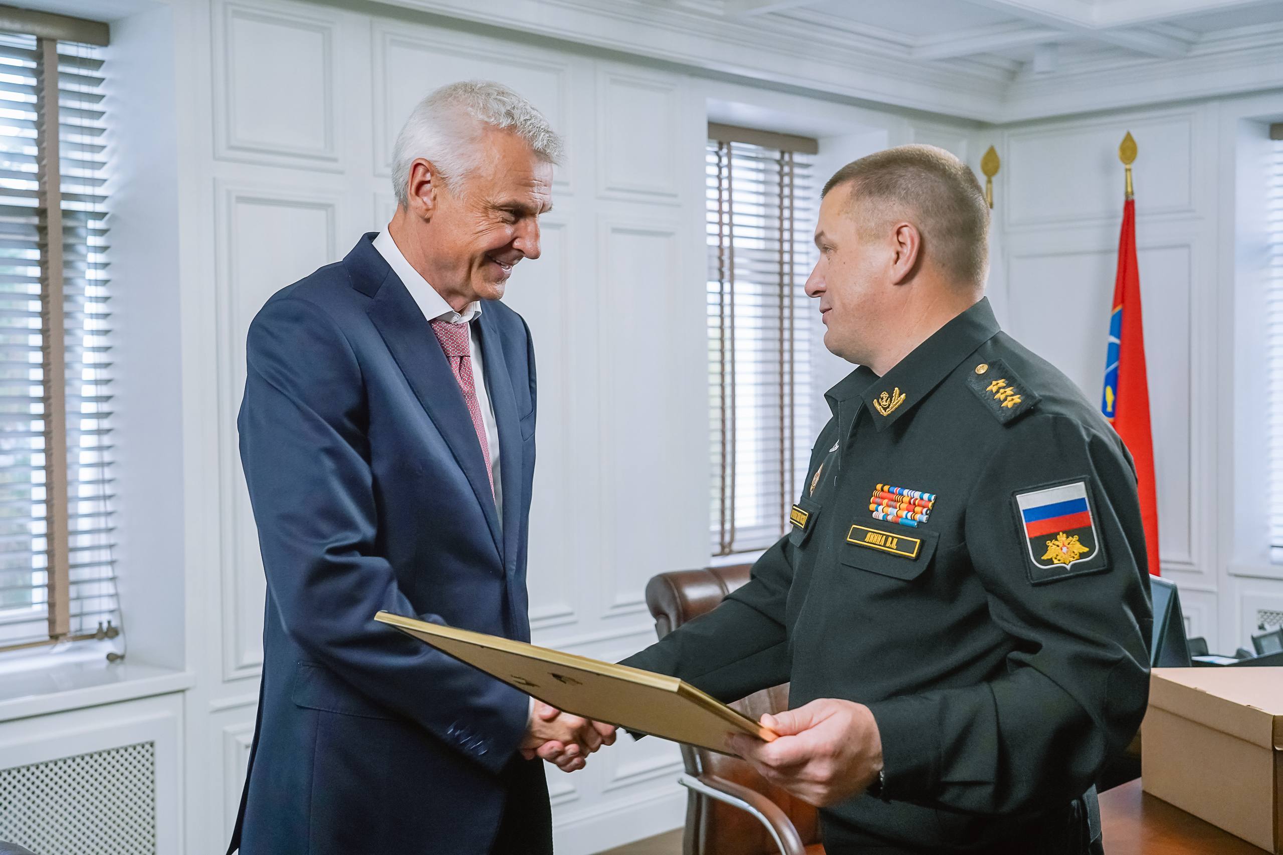 С командующим Тихоокеанским флотом Виктором Лииной обсудили реализацию совместных проектов.  Колымчане искренне рады видеть у нас офицеров, матросов, старшин, мичманов. Тому подтверждение — сотни отзывов об акции «Сила в правде» и воспоминания, как десятки лет назад флот базировался в магаданских бухтах.   Уверен, наша дружба и взаимодействие продолжатся. Будем работать!