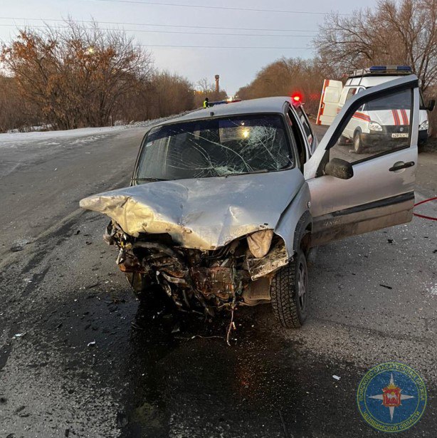 Спасатели помогли южноуральцу, который из-за ДТП оказался заблокирован в своей машине  В Челябинской области спасатели Локомотивного отряда помогли в ликвидации последствий столкновения «Девятки» и «Нивы Шевроле».  Оба водителя получили травмы различной степени тяжести. Но один из них оказался заблокирован в салоне авто. Его ноги застряли между креслом и приборной панелью. Освободить мужчину получилось только при участии спасателей.  Специалисты применили гидравлическое аварийно-спасательное оборудование, освободили пострадавшего и передали медикам.  «Причины и обстоятельства аварии устанавливают сотрудники Госавтоинспекции», – сообщили в пресс-центре Областной Поисково-спасательной службы.   Урал-пресс-информ