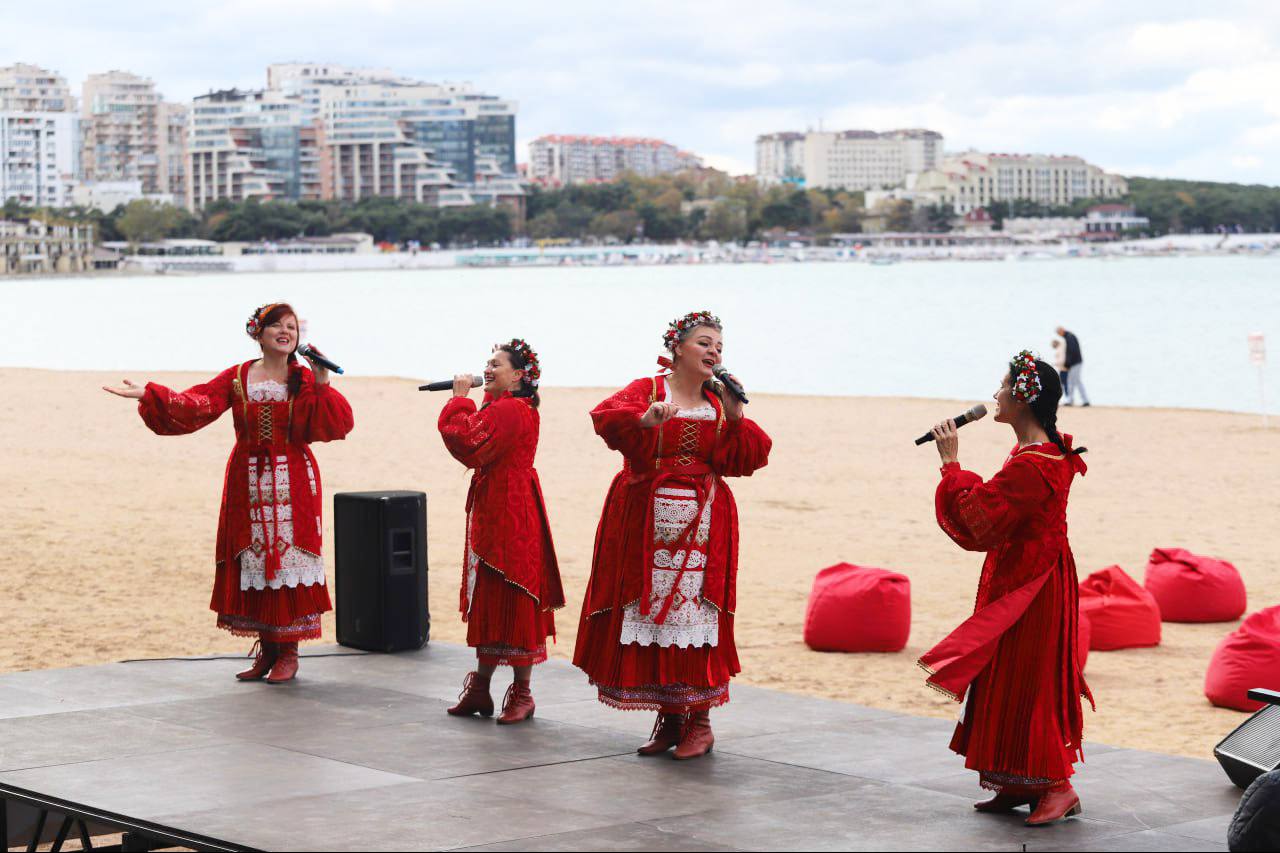 Зимние пляжи Геленджика продолжают сезон В Геленджике продолжается работа зимних творческих площадок у моря Завтра 29 ноября на нескольких пляжах курорта пройдут музыкальные развлекательные и игровые программы На пляже Сады морей в 12 00 начнется мастер класс по росписи морских камешков можно будет создать оригинальный сувенир своими руками В 13 00 на Центральном пляже выступят творческие коллективы Дворца культуры искусства и досуга народный ансамбль казачьей песни Атаман образцовая студия Фэшн Бренд ансамбль Фейерверк Участники клуба зимнего плавания КлубОк проведут заплыв В Кабардинке на пляже Метро в 10 00 гостей ждёт день отдыха Ритмический рай музыка и чаепитие у моря В Архипо Осиповке в 13 00 на Центральном пляже выступят дуэт Веселые казачки и коллектив Вдохновение Зимние пляжи работают по выходным каждый житель и гость курорта может провести время у моря активно и с пользой Присоединяйтесь   Пресс служба ВКонтакте МАХ