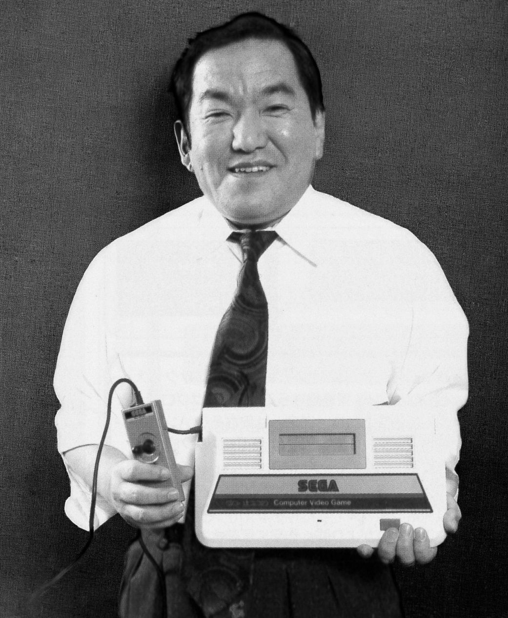 Скончался Хидеки Сато создатель Sega Mega Drive и Dreamcast его не стало 13 февраля в возрасте 77 лет Сато принимал участие в создании почти всех домашних консолей компании от SG 1000 до Dreamcast а вышел на пенсию когда Sega закрыла производство