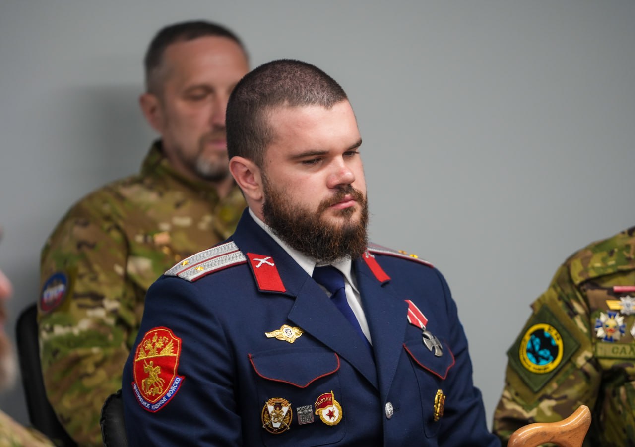 6. Андрей Воробьев встретился с победителями праймериз «Единой России» в Подмосковье. Конкуренция была сильной, но в итоговом списке — те, кто действительно заслужил доверие людей: участники СВО, ветераны МВД и МЧС, предприниматели, учителя. «Они героически проявили себя в зоне СВО, имеют государственные награды. Всех объединяет желание продолжать служить Отечеству, приносить пользу обществу», — добавил глава региона. Всего предстоит замещение 196 депутатских мандатов в 8 муниципалитетах и на довыборах в Луховицах. Команда уже начала обучающие мероприятия и разрабатывает предвыборные программы. Воробьев также напомнил о государственной программе «Время героев» и региональной инициативе «Герои Подмосковья», благодаря которым военные могут развиваться, учиться и готовиться к новым вызовам.