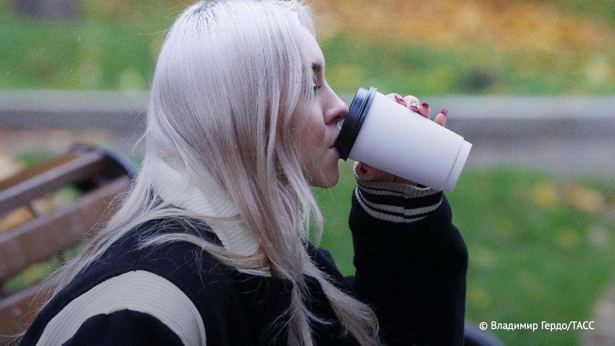 38 россиян начинают утро с кофе с молоком говорится в исследовании потребительской панели Ромир Черный кофе выбирают 24 а кофе со сливками 15 В то же время все виды чая черный 21 зеленый 13 менее популярны чем кофе в целом   Подпишись на ТАСС Урал в Max