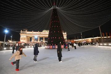 9 из 10 воронежцев ждут Новый год с теплом в сердце Большинство жителей Воронежа 90 встречают Новый год с положительными эмоциями Такие данные представил сервис по поиску работы SuperJob опросивший экономически активное население города накануне праздников Исследование показало градацию чувств каждый четвертый воронежец 28 заявил что просто обожает этот праздник Еще 37 относятся к нему с теплотой но без фанатизма Спокойное нейтральное отношение к Новому году характерно для 25 горожан Лишь небольшая часть опрошенных 8 испытывают неприязнь 6 его не любят а 2 и вовсе ненавидят Аналитики также отметили различия в восприятии праздника среди разных групп Женщины чаще мужчин выражают восторг в то время как для мужчин более характерно спокойное или нейтральное отношение Среди молодежи до 35 лет полярность мнений выражена сильнее здесь больше как страстных фанатов праздника 35 так и его ярых противников 11 по сравнению со старшим поколением Семейные горожане и родители демонстрируют большую любовь к Новому году чем холостые и бездетные респонденты   Исследование подтверждает что для подавляющего большинства воронежцев Новый год остается особым долгожданным событием с которым связаны теплые чувства и ожидания