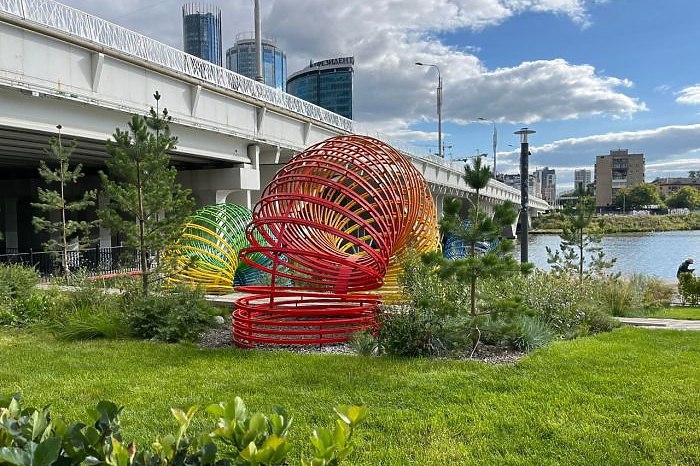 Макаровский мост оборудуют системой безопасности за 50 миллионов Макаровский мост собирают оборудовать системой безопасности за 51 миллион рублей Об этом сообщает телеграм канал Свет Екатеринбург со ссылкой на Госзакупки Здесь разместят систему видеонаблюдения охранную сигнализацию громкоговорители и защитные ограждения Стоимость проекта составит 51 миллион рублей средства выделят из бюджета Работы должны завершить к 15 ноября 2026 года uralweb ru