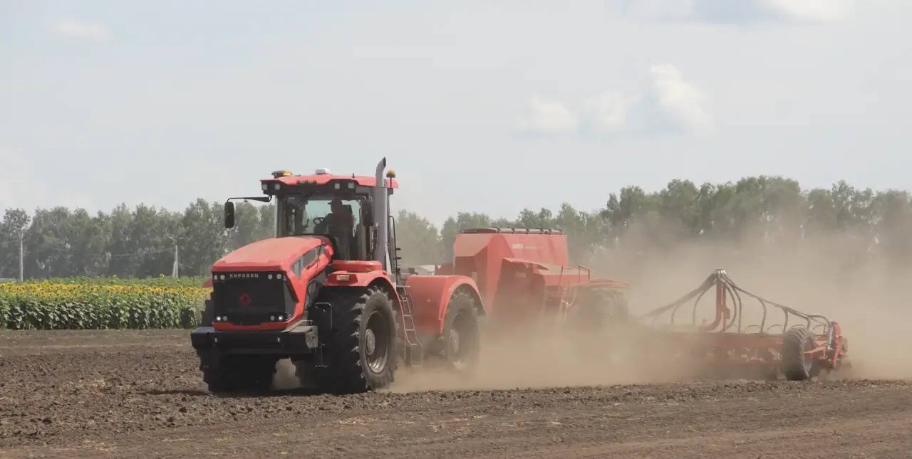 Правительство Алтайского края from Виктор Томенко За последние пять лет аграрии нашего сельскохозяйственного Алтайского края вложили в обновление техники 93 миллиарда рублей Только в прошлом году хозяйства приобрели больше двух с половиной тысяч единиц разной техники Эти вложения а также профессионализм и трудолюбие аграриев залог успеха нашего края житницы России каждый сезон Не смотря на все погодные катаклизмы не смотря не непростую экономическую ситуацию Многие машины мы производим сами наш край один из лидеров в стране по сельхозмашиностроению И конечно продолжаем сотрудничество с партнерами из других регионов договариваемся о наиболее выгодных для наших хозяйств условиях Так с этого года Петербургский тракторный завод готов предоставить нашим аграриям скидку в 1 миллион рублей на каждый купленный трактор подробнее на канале Правительство Алтайского края