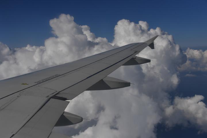 Более 30 внутриулусных рейсов запланировано на декабрь Высокая потребность населения в субсидируемых авиаперевозках сохраняется в девяти районах республики Речь идет об Аллаиховском Анабарском Булунском Кобяйском Нижнеколымском Олекминском Оленекском Среднеколымском и Усть Янском районах сообщили в минтрансе РС Я Объявлен отбор авиакомпаний выполняющих внутриулусные авиаперевозки Известна и примерная стоимость тарифа Так перелет Березовка Среднеколымск обойдется в 5 676 рублей билет Хара Улах Тикси будет стоить 5 405 рублей Фото Владимир Веленгурин