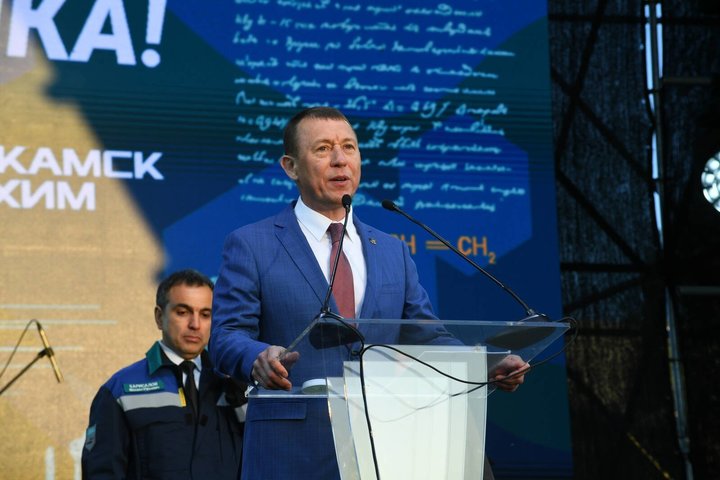 Источник бывший глава Нижнекамского района Рамиль Муллин задержан но пока не допрошен Дело о мошенничестве против него возбудили в шестом отделе Следкома по Татарстану Экс глава Нижнекамского района Рамиль Муллин только что получил статус задержанного по делу об афере Об этом сообщает источник Реального времени близкий к силовым органам отмечая допрос отставного чиновника пока не проводился Как отмечают источники Реального времени дело против бывшего главы возбуждено сразу по двум эпизодам мошенничества Его фабулу пока не раскрывают Обнародованную ранее версию о возможной причастности Муллина к аферам в отношении участников СВО на 40 млн рублей силовики подтверждать не спешат Подпишитесь на Реальное время в МАХ Telegram Дзен