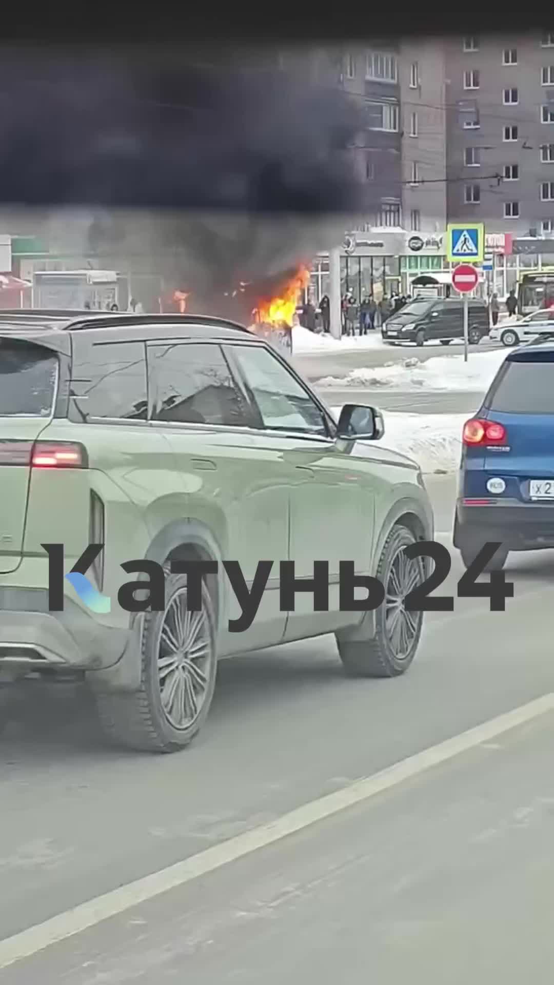 Маршрутный автобус загорелся у ТРЦ Пионер в Барнауле, пострадавших нет