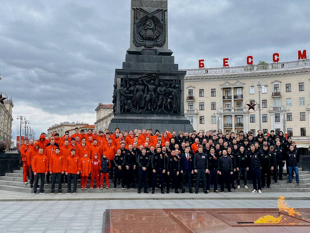 Игроки сборных и руководство хоккейных федераций России и Беларуси возложили цветы к Вечному огню на площади Победы в Минске