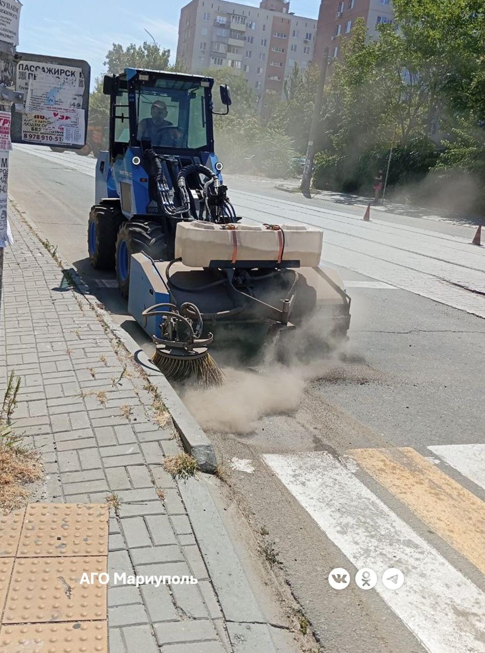 «Мариупольавтодор» благоустроил подбордюрные зоны городских дорог Сотрудники предприятия вручную и с применением специализированной техники выполнили эти работы сразу по ряду адресов. Так, по улице Николаевской специалисты вручную убрали подбордюрные зоны, привлекая фронтальный погрузчик «Митракс» для удаления крупных загрязнений. На улицы Урицкого, 60 лет СССР, 9-ой Авиадивизии, К. Либкнехта, Матросова, 50 лет СССР и проспект Строителей коммунальщики вывели вакуумную подметально-уборочную машину. Она эффективно удалила пыль, песок и мелкий мусор с дорожного полотна. Подбордюрную зону улицы Орджоникидзе от пыли и грязи очистили поливомоечная машина и подметально-уборочный прицеп «Бродвей».