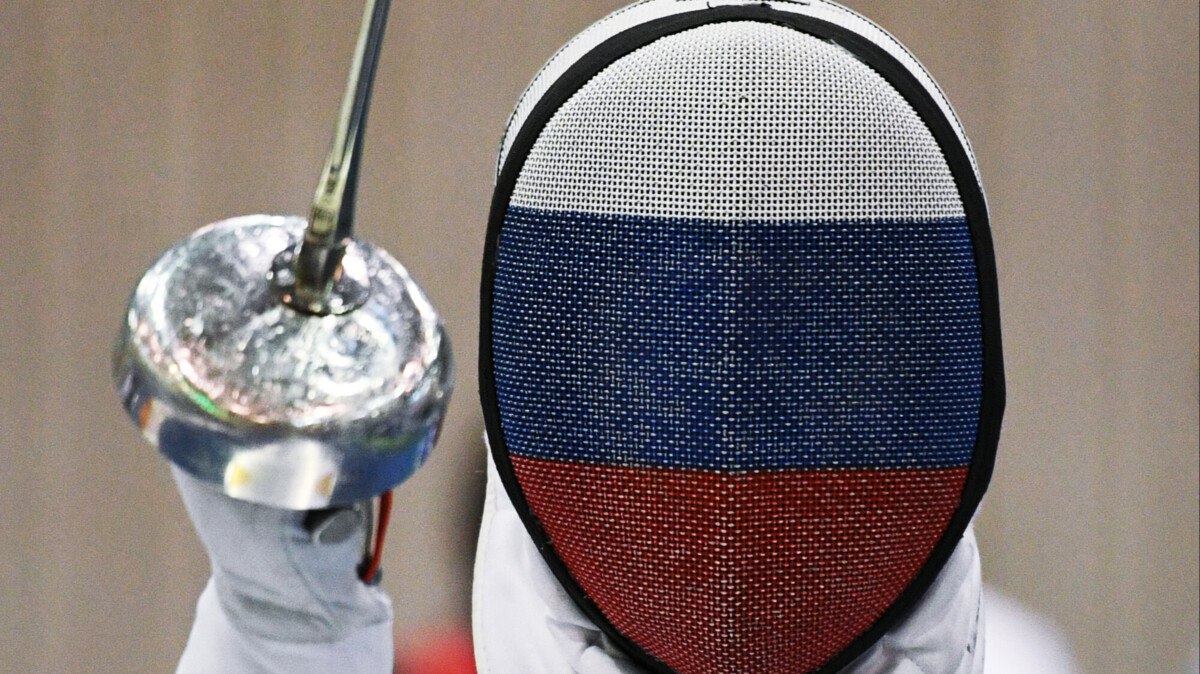 Украина и Швеция попытались отстранить российских фехтовальщиков от международных турниров национальные федерации их не поддержали На прошлой неделе в Манаме прошёл конгресс FIE Подробностями с Матч ТВ поделился президент Федерации фехтования России ФФР Ильгар Мамедов На конгрессе FIE представители Швеции и Украины пытались вновь поднять вопрос об отстранении российских спортсменов как в индивидуальных так и в командных соревнованиях Больше никакой поддержки им никто публично не высказал Другие представители национальных федераций напротив выступили за развитие фехтования во всем мире а не за новый виток борьбы с кем то И во время голосования по данному вопросу ничего из предложений украинской и шведской федераций не прошло Если не считать этих попыток раскачать лодку конгресс прошел продуктивно и стабильно Хотел бы отметить важную деталь на конгресс приехал выбранный президент FIE Алишер Усманов Он обратился с приветственным словом в адрес присутствующих и в итоге его выступление проходило под продолжительные стоячие овации членов конгресса Думаю это в очередной раз доказывает насколько коллеги ценят его вклад в развитие мирового фехтования news matchtv РИА Новости Григорий Сысоев