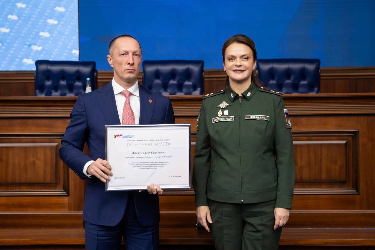 Государственный фонд Защитники Отечества отметил вклад Центра переподготовки ветеранов СВО Университета Синергия в поддержку участников специальной военной операции Председатель Фонда Анна Цивилёва вручила мне почётную грамоту за содействие в реализации программ адаптации бывших военнослужащих к мирной жизни С 2023 года Центр бесплатно обучает ветеранов и членов их семей по программам колледжа бакалавриата магистратуры дополнительного профессионального образования В настоящее время у нас учатся более 15 тысяч человек Ветераны обращаются к нам через региональные отделения Фонда проходят углублённое профориентационное и психологическое тестирование и затем поступают на современные гражданские специальности которые соответствуют их опыту интересам и запросам рынка труда Возможность приобрести новую профессию ускоряет интеграцию бывших военнослужащих в гражданскую среду Очно заочная форма которую выбирают большинство студентов Центра позволяет совмещать обучение с трудовой деятельностью развивать профессиональные компетенции и постепенно выстраивать долгосрочную карьеру в выбранной сфере Мы считаем адаптацию ветеранов СВО значимой частью социальной миссии Планируем развивать систему их переподготовки и повышать качество сопровождения на всех этапах от первого обращения до трудоустройства