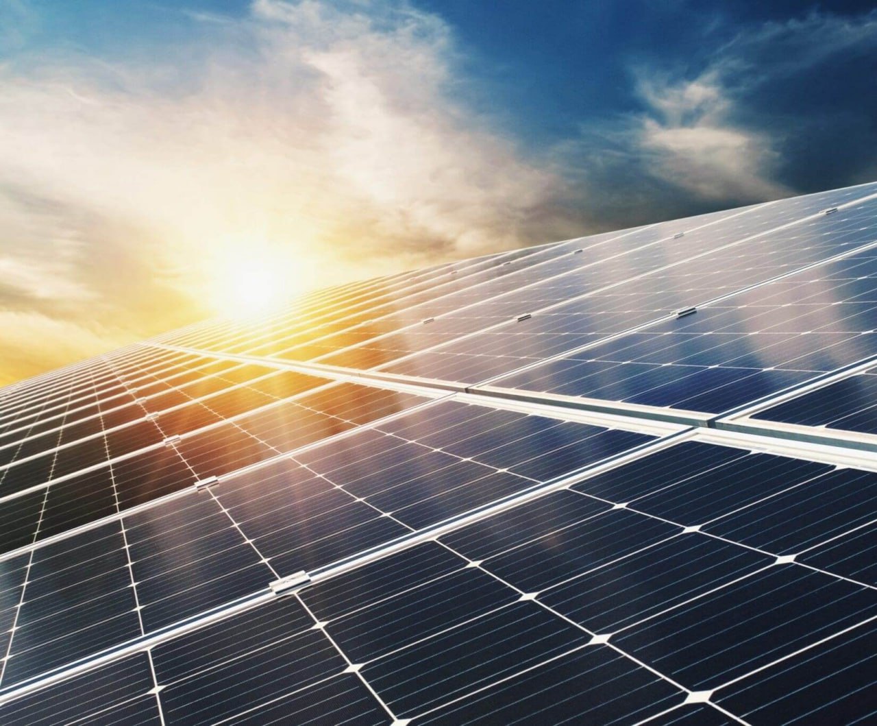 Google подписала соглашение о развитии солнечной энергетики в Малайзии Американская компания будет закупать электроэнергию у солнечной электростанции мощностью 30 МВт построенной консорциумом во главе с местным подразделением японской Shizen Energy Ожидается что проект начнет работу в 2027 году Долгосрочные соглашения о закупке электроэнергии подобные тому что заключен между Google и Shizen стали ключевым инструментом для глобальных технологических компаний по декарбонизации своих энергоемких операций Малайзия стремится к тому чтобы к 2050 году 70 установленной мощности ее энергосистемы приходилось на возобновляемые источники энергии по сравнению с примерно 26 в прошлом году geonrgru YouTube sponsr ru