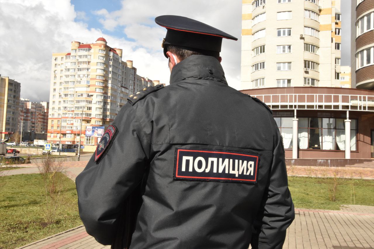  К 2 годам лишения свободы приговорен Хабаровчанин за применение насилия в отношении участкового уполномоченного полиции В ноябре 2024 года к 37-летнему мужчине, подозреваемому в краже, подошел участковый уполномоченный полиции и предложил пройти в отделение. В целях воспрепятствования законной деятельности представителя власти, подсудимый взял его за руки и вывернул наружу пальцы. Затем схватил полицейского за ворот фирменного обмундирования и потянул вниз, от чего тот упал и подвернул ногу. Железнодорожный районный суд г. Хабаровска признал нападавшего виновным по ч. 1 ст. 318 УК РФ применение насилия в отношении представителя власти и приговорил его к 2 годам лишения свободы с отбыванием наказания в исправительной колонии строгого режима.