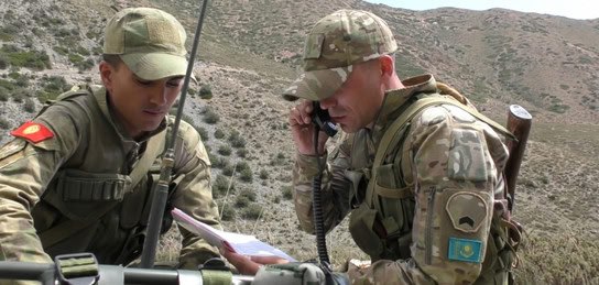 Казахстан будет обучать военных из Кыргызстана  Правительство одобрило соглашение с Кыргызстаном в области подготовки кадров для Погранслужбы госкомитета нацбезопасности Кыргызстана.  Документ наделяет главу КНБ Казахстана правом подписать соглашение от имени Кабмина.  "Казахская сторона принимает военнослужащих Пограничной службы ГКНБ КР на обучение в Пограничную академию КНБ РК в оговоренном количестве в пределах лимита штатной численности ...по специальностям и на сроки, которые ежегодно согласовываются сторонами. Результаты согласования оформляются контрактами", - говорится в документе.  Военные будут учиться в Погранакадемии КНБ. Их обеспечат стипендией, общежитием, питанием и обмундированием.  Ранее сообщалось, что Казахстан также будет обучать пограничников Таджикистана.