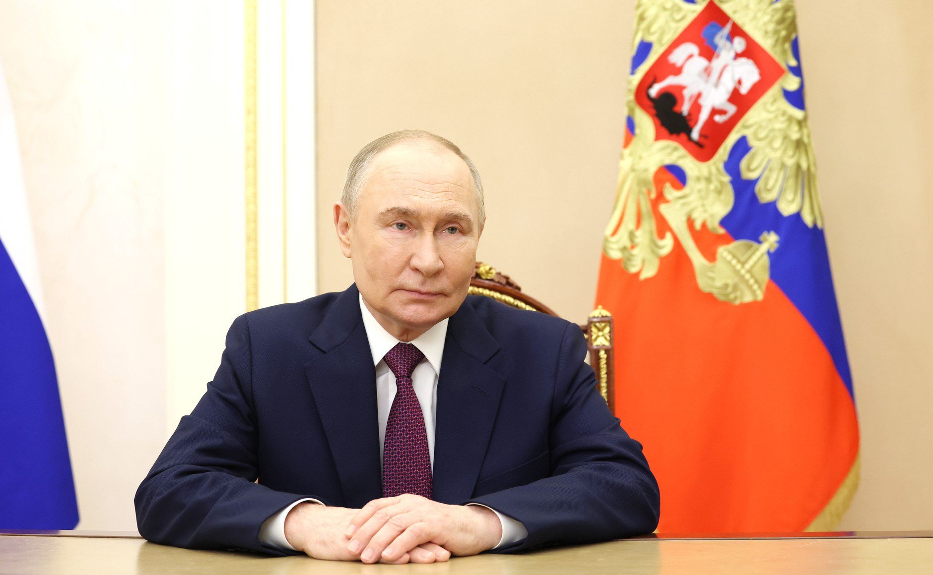 Путин провел телефонный разговор с Папой Римским Львом XIV В ходе беседы президент России еще раз поздравил понтифика с избранием и пожелал ему успехов в исполнении столь высокой миссии. Говоря об украинском кризисе, Владимир Путин подтвердил заинтересованность в достижении мира политико-дипломатическим путем, сообщает пресс-служба Кремля. Российский лидер особо подчеркнул, что киевский режим делает ставку на эскалацию конфликта, проводит диверсии в отношении объектов гражданской инфраструктуры на российской территории. По словам Путина, осуществленный на днях украинской стороной намеренный и целенаправленный удар по мирным жителям однозначно квалифицируется в международном праве как терроризм. Также президент РФ выразил надежду на то, что Святой Престол будет активнее выступать в поддержку свободы вероисповедания на Украине.