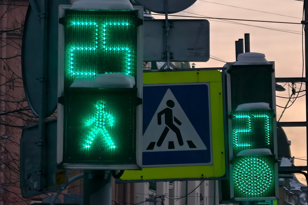 Проезд перекрестков в Петербурге замедлился на 50 процентов А все из за нового ГОСТа который ломает работу умных систем созданных в Петербурге Страдает приоритет общественного транспорта или координированное или адаптивное управление дорожным движением Комиссия по развитию транспорта ЗакСа изучила жалобы горожан и подготовила два обращения в Министерство транспорта России и ГАИ с просьбой разрешить Петербургу нарушать ГОСТ Сейчас красный свет на некоторых перекрестках в городе может гореть более двух минут Читай нас в MAX Читай нас в Telegram