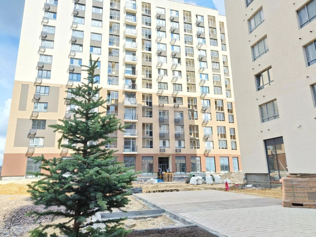 Двор у ЖК рядом с озером Левашово приводят в порядок Компания «География» начала благоустройство жилого комплекса «Малиновые высоты». Сейчас идет установка бордюров, укладка брусчатки и озеленение территории. — Благоустройство территории и озеленение завершатся к концу августа. Сдача первой очереди жилого комплекса «Малиновые высоты» запланирована на третий квартал 2025 года. В сентябре дольщики получат ключи и смогут заехать в свое жилье, — рассказал генеральный директор ГК «География» Эдуард Оганян. Строительство домов идет по плану. Бригады занимаются черновой и чистовой отделкой квартир. Завершены работы по прокладке водопровода, бытовой и ливневой канализации, говорит гендиректор строительного предприятия «СМТ-Курган» Виктор Ермаков.