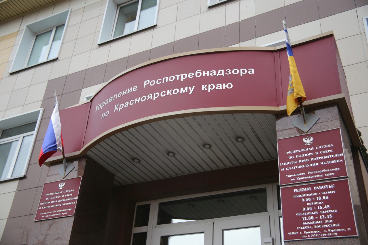 Возьмите на заметку пригодится если в вами случится что то подобное Норильчанка приобрела кроссовки Однако уже через неделю на обуви образовались трещины а в подошве появилась вмятина Носить их стало невозможно Женщина попыталась вернуть бракованный товар в магазин продавец отказалась в категоричной форме со словами кроссовки не порвались а потрескались за неделю и это нормально И тогда потребитель обратилась в Роспотребнадзор Ей помогли составить исковое заявление в суд Узнав об этом предпринимательница решила не доводить дело до крайности и вернула 2 7 тысяч рублей Подписаться на kpkrsk