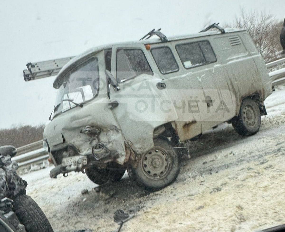 Автомобильная пробка собралась в Южно-Сахалинске из-за ДТП  Затор образовался  в первой половине дня 19 февраля в районе Холмского шоссе. Как стало известно “Точке отсчёта”, в районе пересечения улиц Ленина и Транзитной столкнулись два автомобиля.  Предварительно, в аварию попали легковой авто и УАЗ. По словам очевидца, на участке наблюдался серьёзный затор. Информации о пострадавших не поступало.