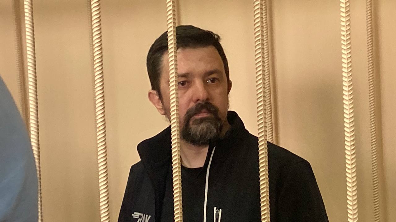 В деле экс главы челябинского Фонда капремонта Тихоненко всплыли новые эпизоды По данным ФСБ директор получил более 700 тысяч рублей за помощь в заключении договоров в обход конкурсов Силовики пришли за Виктором Тихоненко 20 марта Первоначально ему инкриминировали сговор с ООО Паритет договор о повторном ремонте уже отремонтированного дома Также по версии следствия еще до назначения на пост гендиректора фонда он получил взятку в виде услуги имущественного характера на сумму не менее 740 тысяч рублей от коммерческой организации обеспечив ей заключение контрактов на замену лифтов Затем были арестованы экс глава отдела закупок фонда и экс замглавы Копейска Андрей Шадрин и посредник в коррупционной деятельности экс депутат заксобрания региона Илья Бархатов Им инкриминируют миллионные махинации В ходе расследования выстроенной ими в 2016 2018 годах системы получения взяток от подрядчиков и были выявлены новые эпизоды применительно к Тихоненко Главный политический канал Урала Мы в МАХ