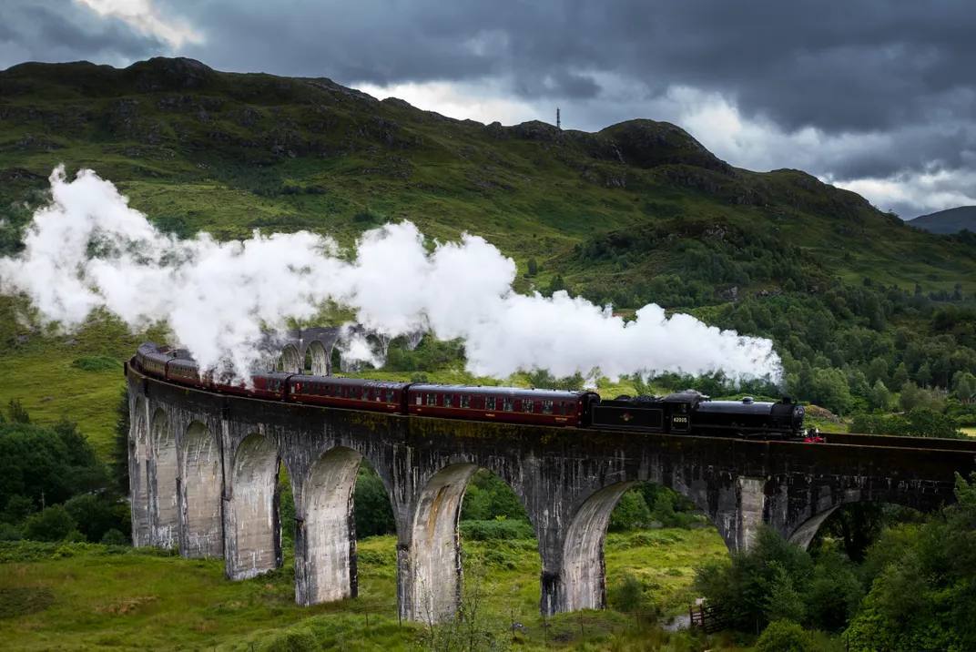 В Шотландии под угрозой оказался тот самый поезд из фильмов о Гарри Поттере Хогвартс экспресс Туристический поезд Jacobite Steam Train ставший знаменитым после фильмов о Гарри Поттере может исчезнуть с маршрута Форт Уильям Маллайг Ежегодно на нём ездят более 70 тысяч туристов Теперь оператор поезда West Coast Railways может остановить проект Причина требования по безопасности дверей Суд обязал компанию установить центральные замки а модернизация обойдётся примерно в 7 млн 736млн По словам представителей компании это сумма которая почти в семь раз превышает их среднюю годовую чистую прибыль Пока решение не принято но расписание на сезон до сих пор не утверждено uletet 1