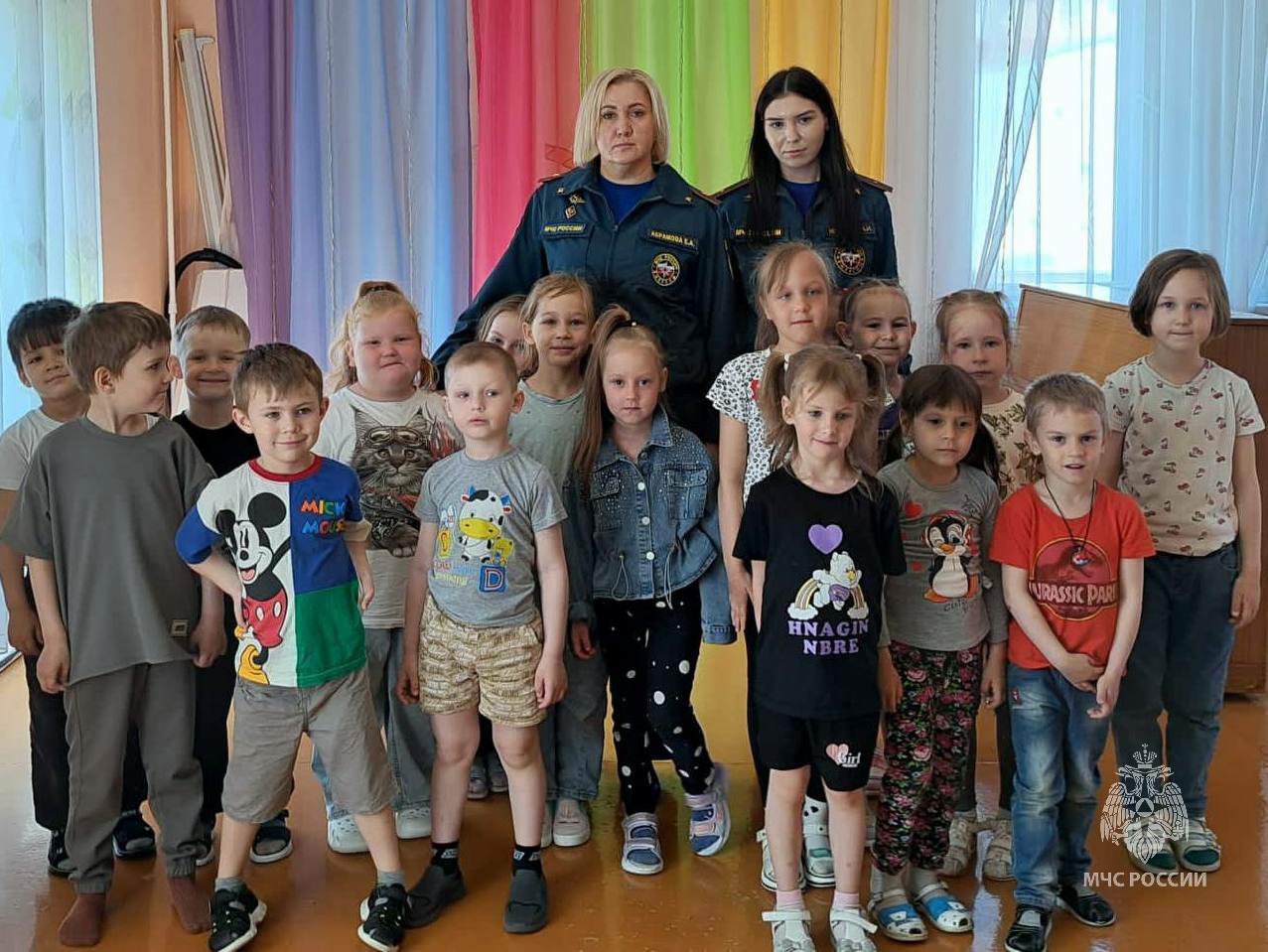 Открытое окно - опасность для ребенка! С наступлением теплого сезона специалисты продолжают акцию «Безопасное окно». Ее главная цель – упредить несчастные случаи падения детей из окон. В Копейске и Красноармейском районе сотрудники МЧС России посетили школы и детские сады. Они напомнили подрастающему поколению, родителям и педагогам, как важно соблюдать осторожность. Запомни и действуй: не оставляй ребенка одного в комнате с открытым окном; установи на окна блокираторы или ограничители; убери мебель от подоконников - малыш не должен иметь возможности забраться на окно; маскитная сетка - не защита! Ваша безопасность - ваша ответственность!