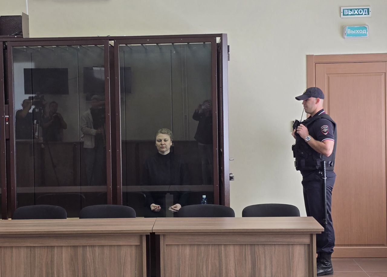 Суд вынес приговор по громкому делу экс директора барнаульского Жилфонда Правоохранители установили что с 2021 по 2022 год будучи руководителем агентства недвижимости Жилфонд Людмила Авдюхина совершила хищение денежных средств у 22 граждан под видом заключения договоров безвозмездного хранения Кроме того еще 9 потерпевших передали ей свои сбережения якобы для участия в инвестиционных проектах В общей сумме жители региона лишились более 121 млн рублей передает прокуратура Алтайского края В декабре 2022 года Авдюхина сбежала в Аргентину откуда ее экстрадировали на родину в 2024 году По итогам разбирательства суд признал экс директора Жилфонда виновной по ч 4 ст 159 УК РФ мошенничество совершенное в особо крупном размере Фигурантку приговорили к 7 годами исправительной колонии общего режима назначив 800 тысяч рублей в качестве штрафа