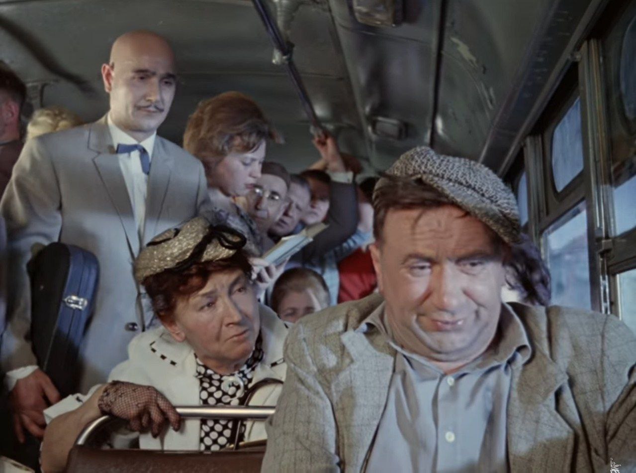 В департаменте транспорта Екатеринбурга с пониманием относятся к безбилетникам которые не могут оплатить проезд в переполненном транспорте Бывают случаи когда возникают сбои в работе общественного транспорта есть недовыпуск транспорта и возникает давка Люди не могут оплатить физически Это не их вина сказал заместитель директора департамента транспорта администрации Екатеринбурга Николай Вахлов в эфире радиостанции Город FM