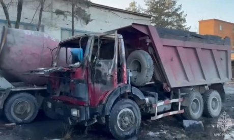 Уголовное дело против подростков устроивших поджог двух КамАЗов в Благовещенске прекратили В Благовещенске материальный ущерб от поджога двух КамАЗов который устроили двое подростков ляжет на плечи их родителей Как ранее писала АСН24 инцидент произошел 9 апреля на производственной базе на улице Гражданской По данным УМВД России по Амурской области девятилетний и двенадцатилетний мальчики играя со спичками забрались в кабины автомобилей через открытые двери Там дети спровоцировали пожар который ликвидироваои прибывшие расчеты МЧС Однако владелец техники понес значительные убытки оцениваемые в 1 5 миллиона рублей   asn24 ru news crime 139349 Фото mchs28 происшествия