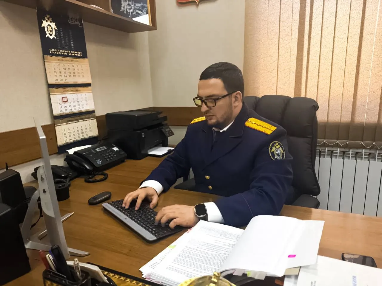 В Республике Дагестан возбуждено уголовное дело о ненадлежащей организации отлова безнадзорных собак Следственным отделом по городу Каспийск СУ СК РФ по Республике Дагестан возбуждено уголовное дело по признакам преступления предусмотренного ч 1 ст 238 УК РФ оказание услуг не отвечающих требованиям безопасности жизни или здоровья потребителей По данным следствия в период с 1 января по 13 апреля 2026 года на территории города Каспийска имели место неоднократные случаи нападения безнадзорных собак на граждан что создавало угрозу их жизни и здоровью В результате нападений 7 апреля 2026 года и 13 апреля 2026 года пострадавшим в том числе несовершеннолетней причинены телесные повреждения в виде укушенных ран Пострадавшим оказана медицинская помощь В настоящее время по уголовному делу проводится комплекс следственных действий направленных на установление всех обстоятельств произошедшего и лиц причастных к совершению преступления а также на закрепление доказательственной базы