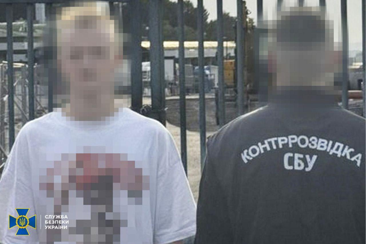 Польша депортировала в Украину несовершеннолетнего которого на границе задержала СБУ По информации СБУ 16 летний парень подозревается в работе на спецслужбы РФ По версии следствия находясь в ЕС он искал в Украине исполнителей для терактов преимущественно подростков Затем как утверждает спецслужба передавал данные исполнителей россиянам для инструктажа Двое из завербованных им агентов 15 летние жители Харькова которые в декабре 2024 года совершили подрывы возле райотделов полиции в Слободском и Холодногорском районах города Тогда девушка забрала из тайника самодельное взрывное устройство а юноша самостоятельно изготовил еще одно СВУ и начинял его металлическими гайками Затем они заложили взрывчатку в местах запланированных терактов Тандем агентов задержали сразу после того как российские спецслужбы дистанционно активировали спрятанные СВУ заявляет СБУ Отметим что это уже не первый случай того как поляки обходя процедуру экстрадиции то есть выдачи через суд депортируют граждан Украины Сайт Страна X Twitter Прислать новость фото видео Реклама на канале Помощь