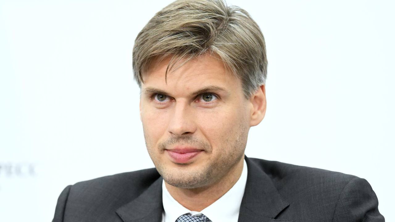 Глава «Роскосмоса» объявил о планах по созданию на Луне первой ядерной электростанции «В задачах — создание новой Российской орбитальной станции, которая заменит МКС, и развертывание первой ядерной электростанции на Луне — фундамента для будущих лунных баз. Будем исследовать Венеру. Именно мы — единственная страна, посадившая на ней аппарат», — заявил Баканов в своем поздравлении с Днем России. Кроме того, он сообщил о планах масштабировать орбитальную группировку, чтобы увеличить скорость широкополосного доступа в интернет и обеспечить покрытие каждой точки страны.