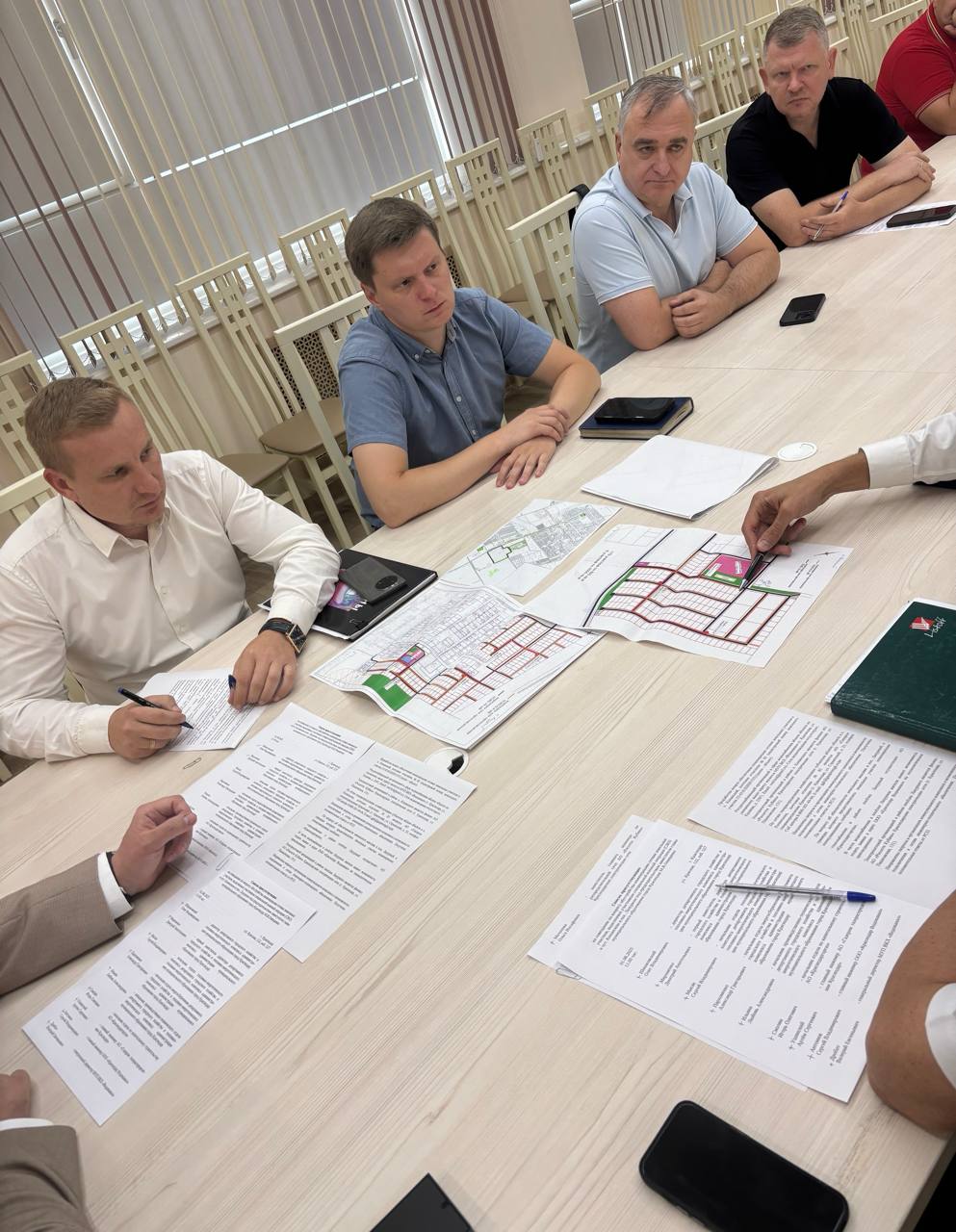 Провел совещание по вопросу обеспечения земельных участков, предназначенных семьям участников специальной военной операции, инженерными сетями.  Напомню, что в Краснодаре сформировано около 300 участков для наших защитников. Это важный шаг в поддержке тех, кто отдал свои силы и здоровье ради нашей безопасности.  На совещании мы обсудили вопросы, касающиеся подведения необходимых коммуникаций к этим участкам.   Ресурсоснабжающие организации подтвердили возможность подключения воды, электричества и газа, что является важным условием для комфортного проживания семей наших героев.  Продолжаем работать над тем, чтобы обеспечить максимальные условия для жизни и развития семей. Благодарю всех участников совещания за конструктивный подход и готовность к сотрудничеству.