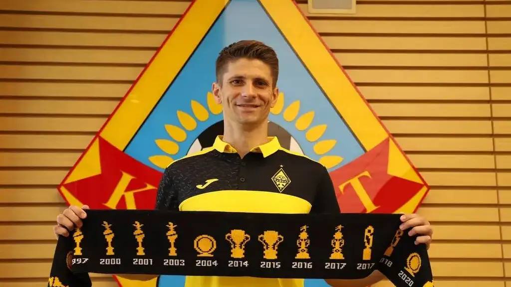 Кайрат лишился лидера перед матчем с Интером в Лиге чемпионов Главный тренер Кайрата Рафаэль Уразбахтин сообщил что центральный защитник команды Александр Мартынович пропустит матч общего этапа Лиги чемпионов УЕФА с Интером из за травмы Перед матчем с Интером наши вратари и все игроки здоровы за исключением Мартыновича У Александра небольшое повреждение после последней игры в чемпионате приводит слова тренера Чемпионат Кайрат после трёх туров общего этапа Лиги чемпионов набрал одно очко и занимает 34 е место в турнирной таблице t me SPORTARENAKZ