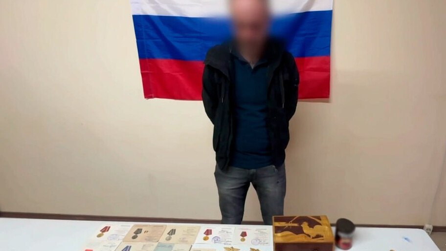 В Херсонской области полицейские вернули внучке ветерана ВОВ похищенные ордена Правоохранители завершили расследование уголовных дел в отношении ранее судимого жителя села Доброполье   Мужчина похитил из частного дома имущество и шкатулку с 15 орденами и медалями времен Великой Отечественной войны среди которых орден Отечественной войны I степени орден Красной Звезды медали За оборону Ленинграда и За боевые заслуги Обвиняемый планировал сбыть награбленное но его оперативно задержали Имущество и награды возвращены законной наследнице сообщили в региональном управлении МВД Официальный Телеграм канал УМВД Херсонской области   Новости Херсонской области в канале ХАН