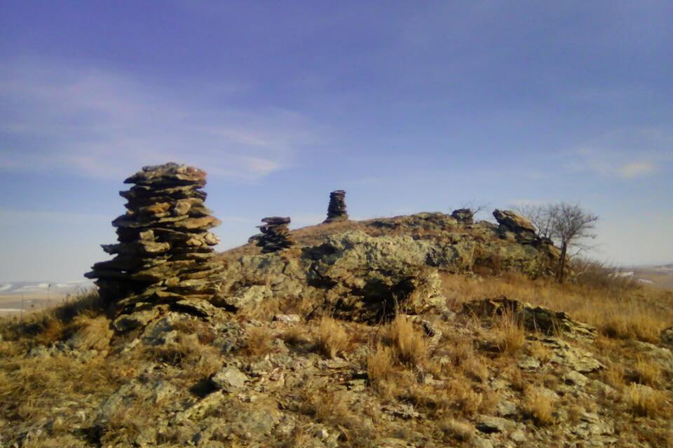 Внутренний туризм в России продолжает набирать обороты По данным Российского союза туриндустрии в 2025 году самыми быстрорастущими направлениями стали Дагестан Мурманская область Калининград Бурятия Алтай и Дальний Восток Лидер Дагестан республику могут посетить до 2 млн туристов что на 15 16 больше чем в прошлом году Рост связан с развитием инфраструктуры продвижением бренда и популярностью отдыха на Каспии в сочетании с экскурсиями Мурманская область заняла второе место интерес к туру на северное сияние и экотропам вырос вдвое Калининград Бурятия Алтай и регионы Дальнего Востока также показывают динамичный рост благодаря уникальной природе гастротуризму и событийным мероприятиям ℹ  В ДФО входит 11 субъектов но какой именно регион стал лидером не уточняется ZAB RU Проголосовать