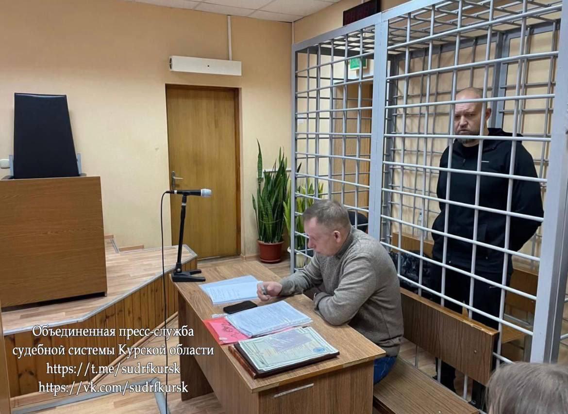 Подрядчик по фортификация в курском приграничье признал вину Ленинский суд Курска рассматривает уголовное дело в отношении главы строительной компании ООО СИЭМИ Виталия Синьговского который обвиняется в хищении 153 млн рублей при строительстве фортификационных сооружений группой в особо крупном размере Дело рассматривается в особом порядке так как Синьговский заключил досудебное соглашение о сотрудничестве со следствием Подрядчик вину признал Он также заявил о причастности к хищению бывшего замгубернатора Алексея Дедова экс главы корпорации развития Владимира Лукина и его заместителей бывшего депутата облдумы Максима Васильева его знакомой Татьяны Бондаренко и гендиректора КТК Сервис Андрея Воловикова Со слов Васильева КТК Сервис не намеревалось строить взводные опорные пункты а просто было необходимо создать видимость их строительства А должностные лица Корпорации развития примут их в таком виде в каком они будут тем самым похитив деньги из бюджета Я понимал что содействовал хищению денег из бюджета по договору подряда между КТК Сервис и Корпорацией развития Курской области представляя карточки юр и физлиц для вывода похищенных бюджетных средств через подставные компании в безналичный оборот При этом я понимал что денежные средства не будут использоваться на строительство взводно опорных пунктов цитирует показания Синьговского из зала суда 46ТВ Заседание отложено на 1 ноября для предоставления дополнительных материалов сообщили в объединенной пресс службе судебной системы Курской области