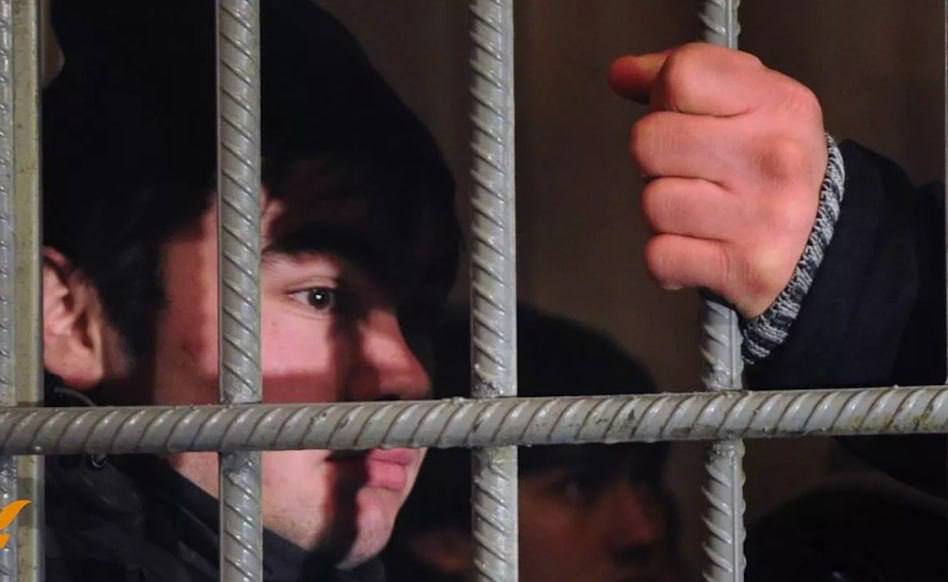 Таджик изнасиловал четырёхлетнего русского ребёнка в Санкт-Петербурге прямо на детской площадке Инцидент произошел вечером 28 апреля, на детской площадке по Советскому проспекту. 19-летний таджик нуржон приметил 4-летнего Максима, который играл в мяч. Таджик набросился на мальчика, побил, раздел и изнасиловал, после 30 минут экзекуций, он бросил тело мальчика и скрылся. По горячим следам был задержан гражданин Таджикистана, который прибыл в Россию для работы в марте. По факту случившегося возбудили уголовное дело по пункту «б» части 4 статьи 132 УК РФ насильственные действия сексуального характера в отношении лица, не достигшего четырнадцатилетнего возраста . Русский Меч - подписаться