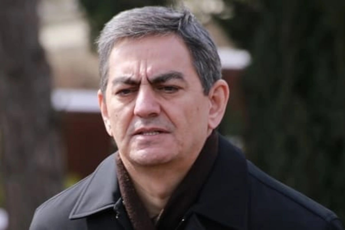 Служба государственной безопасности провела обыск в доме председателя партии Народный фронт Азербайджана ПНФА Али Керимли Как сообщает Oxu Az со ссылкой ayna аz во время обыска в доме были обнаружены материалы о связях с Союзом миллиардеров первоначальный вариант письма написанного Рамизом Мехтиевым не попавший в СМИ и другие документы Улики усиливают подозрения в том что председатель ПНФА имеет связи с Серым кардиналом Распространилась информация о том что в ходе первоначального расследования проводились обыски по разным адресам допрошено множество свидетелей а также получены значительные доказательства Отметим что обыски были проведены в домах Али Керимли и члена президиума партии Мамеда Ибрагима Обыски осуществлены в рамках расследования проводимого СГБ в связи с уголовным делом Рамиза Мехтиева Напомним в настоящее время Рамиз Мехтиев обвиняется по статьям 278 1 действия направленные на захват государственной власти 274 государственная измена и 193 1 3 2 легализация имущества полученного преступным путем Уголовного кодекса Азербайджана 14 октября этого года Сабаильский районный суд города удовлетворил ходатайство в отношении Рамиза Мехтиева привлеченного к уголовной ответственности за особо тяжкие преступления избрав меру пресечения в виде домашнего ареста сроком на 4 месяца   Новости Азербайджана Написать нам ruoxuaz РамизМехтиев АлиКеримли