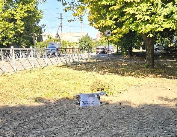 В Геническе на улице Гоголя продолжается борьба со стихийными свалками Еженедельно работники МКУ "Азовкоммунсервис" убирают мусор — бытовой, строительный и растительный. На прошлой неделе они снова очистили территорию напротив санаторной школы-интернат, подсыпали и разровняли землю. Но уже через пару часов туда вынесли новый мусор — ящик со строительными отходами. Такой поступок показывает полное неуважение к труду коммунальщиков и отсутствие гражданской ответственности. ‼ Призываем всех соблюдать правила благоустройства! Не создавайте новые свалки — берегите наш дом!