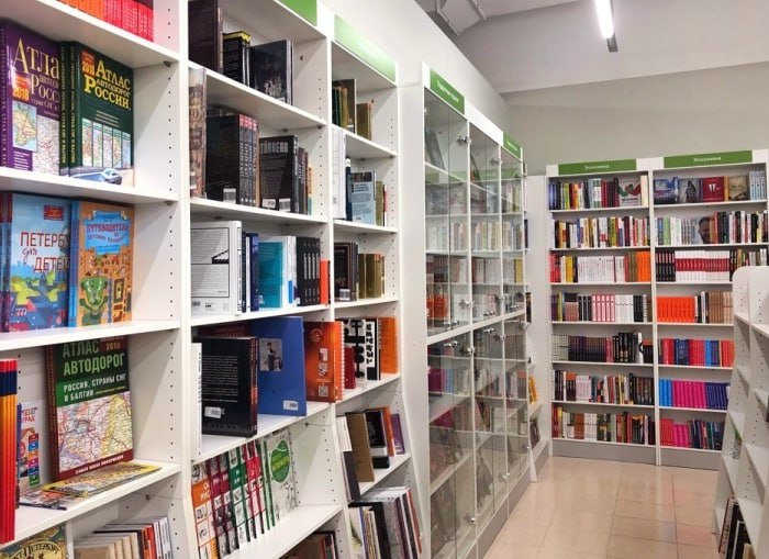 Книжный рынок России офлайн продажи падают цены растут За первые 8 месяцев 2025 года продажи в книжных магазинах сократились на 6 18 Основная причина переток покупателей на маркетплейсы уже 65 рынка Пока физические магазины теряют посещаемость продажи цифровых книг растут на 12 В 2024 году закрылось более 200 книжных точек из за конкуренции с онлайн платформами и налоговой нагрузки ofd ru