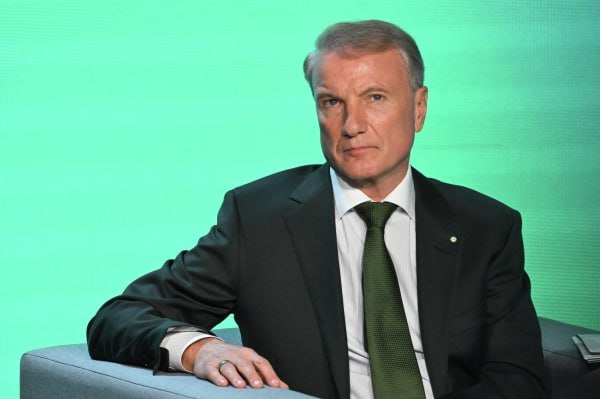 Герман Греф назвал шоком возможный рост ставки по семейной ипотеке до 12 При этом глава Сбера считает правильным подходом дифференцировать ставку в зависимости от числа детей Но для семей с одним ребёнком ставка вырастет в два раза до 12 вот это может быть достаточно большим шоком Мы посчитали примерно из сегодняшних семей не менее 11 не могут оплачивать такую ставку поэтому здесь надо найти компромисс отметил Греф на форуме Он также подчеркнул что в Сбере фиксируют устойчивый тренд на снижение ставок на рынке жилищных кредитов и ожидают что объём рыночной ипотеки будет расти Подписаться на Говорит Москва Telegram VK MAX