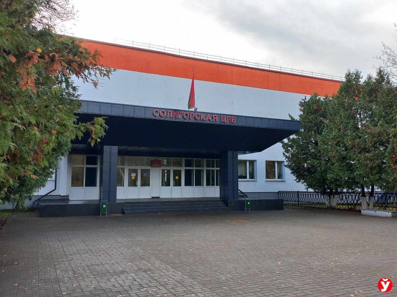 Для оказания помощи пострадавшим во время инцидента на Беларуськалии в Солигорск направлена медицинская бригада комбустиолог травматолог и реаниматолог сообщает Центр экстренного реагирования Минздрава Для оказания помощи на место происшествия выехали четыре бригады скорой медицинской помощи Пострадали четыре работника предприятия все они с химическими ожогами комбинированными травмами находятся в Солигорской ЦРБ Органами госсаннадзора проводится мониторинг атмосферного воздуха на производственной площадке