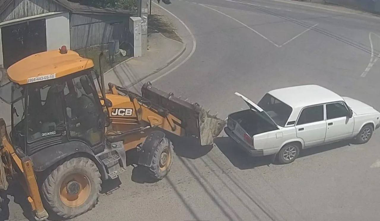 Безопасность на дорогах – задача каждого участника движения. На прошлой неделе специалистами отдела видеомониторинга МБУ «АПК Безопасный город - ЕДДС» было зафиксировано 118 ДТП с участием легковых автомобилей и 88 нарушений правил дорожного движения. Взаимодействие между службами позволяет оперативно реагировать на ситуации, требующие вмешательства. Вся информация передается в дежурную часть роты ДПС и управление транспорта и дорожного хозяйства. Иногда установить виновника ДТП, инспектору ГИБДД помогают видеозаписи с места происшествия. Ответственный подход к безопасности на дорогах способствует снижению аварийных ситуаций на дорогах и повышению уровня безопасности для всех граждан муниципального образования.