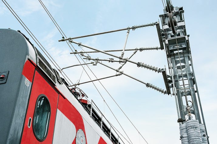 Бронзовые провода свяжут Москву и Санкт Петербург  На минувшей неделе на Экспериментальном кольце ВНИИЖТа в Щербинке провели учения на опытном участке где установлена контактная сеть для будущей ВСМ смоделировали нештатную ситуацию пережог контактного провода Аварию устранили с помощью инновационного оборудования С августа у нас на Экспериментальном кольце проходят эксплуатационные испытания контактной сети КС 400 Это новая контактная сеть созданная специально для высокоскоростной магистрали Москва Санкт Петербург На прошлой неделе реализованы два этапа обрыв контактного провода и его восстановление Весь цикл испытаний планируется завершить весной этого года рассказал заместитель генерального директора АО ВНИИЖТ Роман Мурзин  В Щербинке построен первый в России 800 метровый участок прототип новой сети переменного тока КС 400 Конструкция разработана Инжиниринговым центром железнодорожного транспорта во взаимодействии с отраслевыми институтами и представителями производств Её контактные провода должны отличаться не только высокими показателями электропроводимости но и механической прочностью Они изготовлены из бронзы и в полтора раза толще применяемых сейчас медных  Организованный пережог и обрыв провода позволили протестировать работу конструкции в аварийном режиме Все изменения фиксировались датчиками системы мониторинга Благодаря этому удалось точно определить какие нагрузки в момент аварии испытала в целом КС 400 и какие её элементы будут повреждены при возникновении подобной ситуации Полученная информация помогла уточнить технологию восстановления сети которую электрики реализовали с применением опытного образца стыковочного зажима контактного провода Специалистам важно подтвердить не только её эксплуатационные характеристики но и безопасную работу сообщили в пресс службе ОАО РЖД  Первым участком ВСМ на котором планируется монтаж КС 400 станет перегон между Москвой и Тверью Во вторник заместитель председателя Правительства РФ Виталий Савельев провёл специальное совещание по реализации проекта строительства ВСМ Москва Санкт Петербург Было отмечено что в общей сложности на всём протяжении трассы ВСМ задействовано около 16 тыс рабочих и почти 8 тыс единиц техники Продолжаем движение в пространствах 1520 ЕАЭС ШОС БРИКС Присоединяйтесь