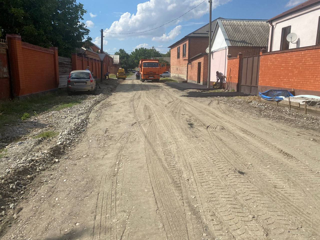 В последнее время в администрацию города регулярно поступают обращения от семей участников специальной военной операции.    Одной из таких просьб стало обращение об асфальтировании улицы Крупская, которая нуждалась в ремонте.    Мэр города Мусса Галаев, внимательно выслушав просьбу, оперативно отреагировал на ситуацию и дал соответствующее поручение.    Работы по асфальтированию начаты незамедлительно и в ближайшее время будут завершены. Это позволит улучшить условия для жителей и продемонстрировать поддержку тем, кто защищает нашу страну.  #УчастникиСВО #Обращение #Малгобек